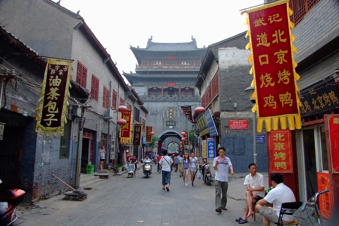 老城应该是洛阳最为古老的一部分,而老街,则承载着洛