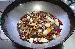 铁锅辣炒小蜗牛