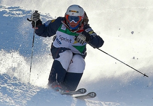  p>猫跳滑雪(mogul skiing)是指在有一定的坡度并且布满雪包的场地上