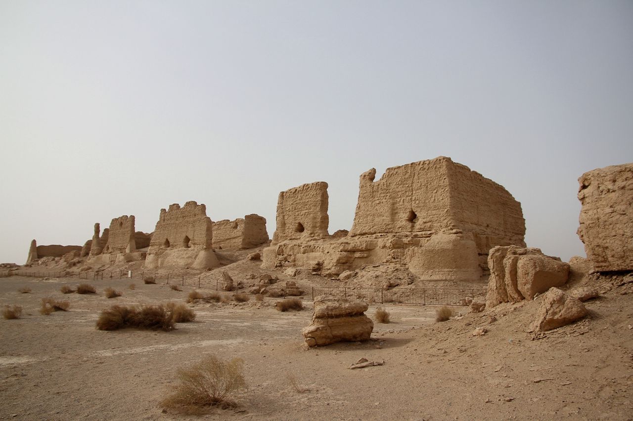  p>河仓城,俗称大方盘城,建于西汉,位于敦煌西北60公里处的戈壁滩中