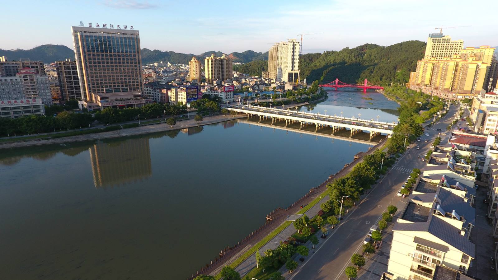  p>荔浦市,广西壮族自治区直辖县级市,由桂林市代管.