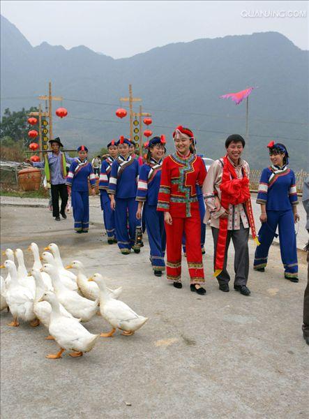  p>畲族是中国人口较少的少数民族之一,总人口708651人(2010年),分布