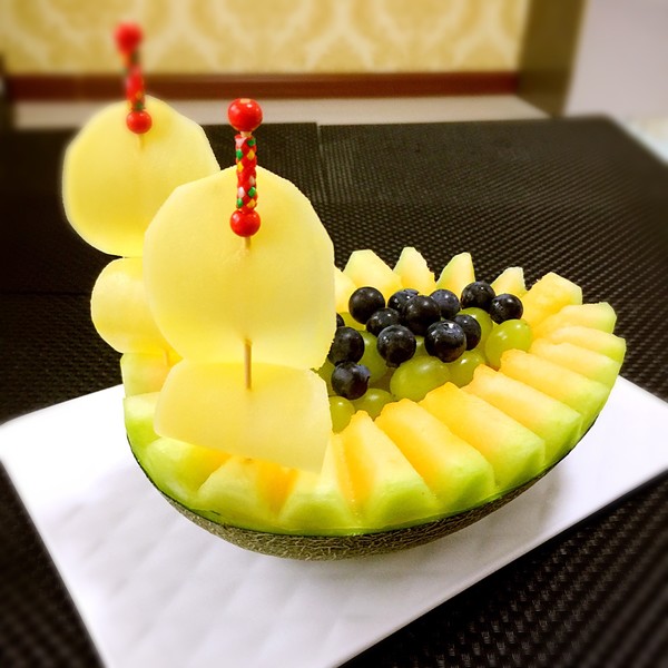 主料是哈密瓜,配料是草莓,橙子,猕猴桃等,调料是沙拉酱,属于水果拼盘