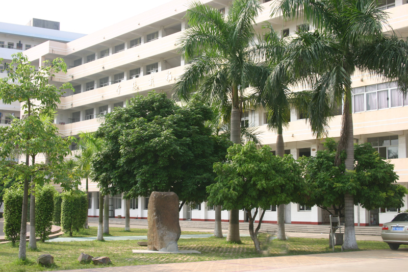  p>合浦县第一中学,创建于1930年,始称海门中学.