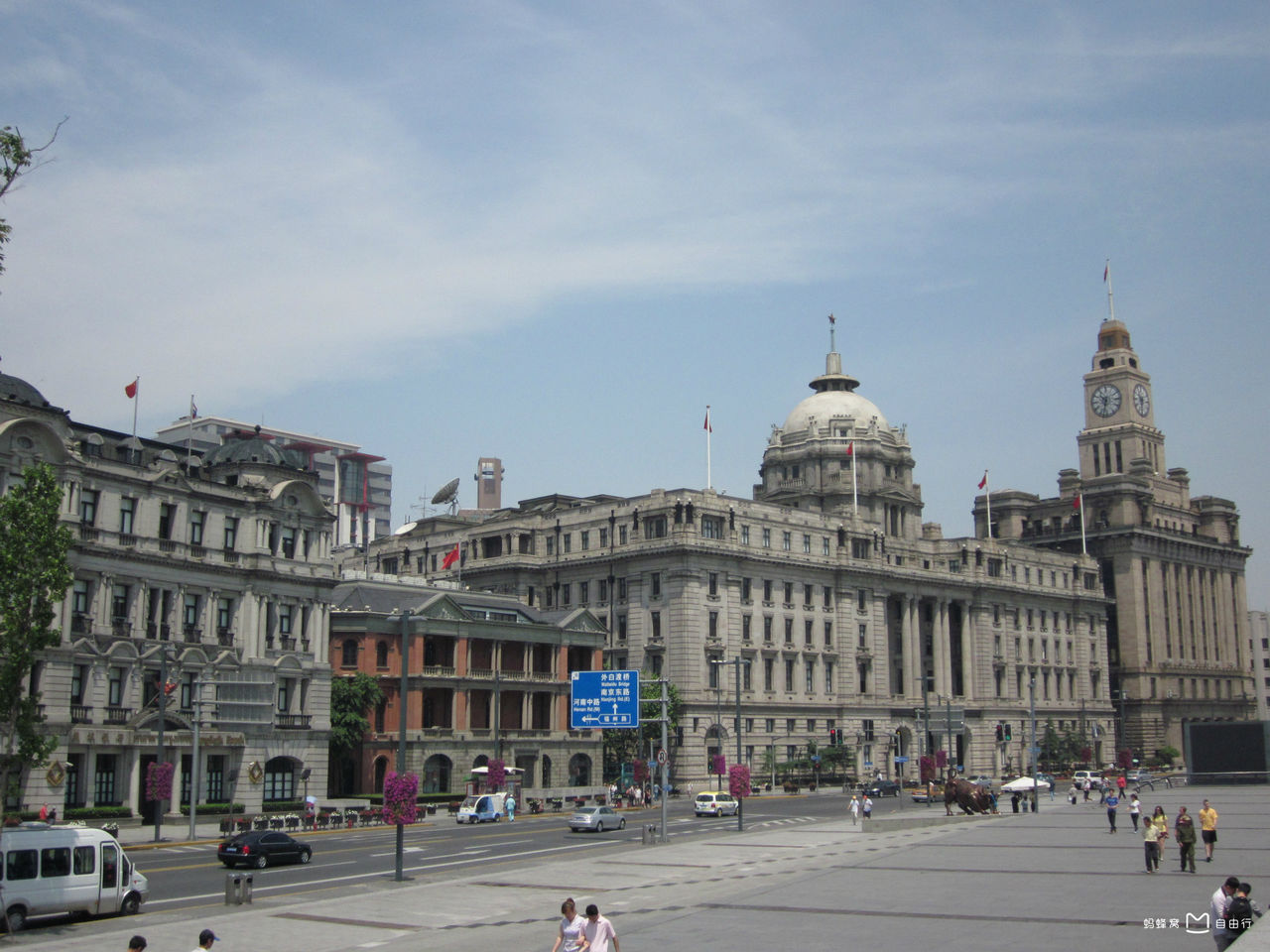  p>外滩万国建筑博览群英文名称为exotic building clusters in the