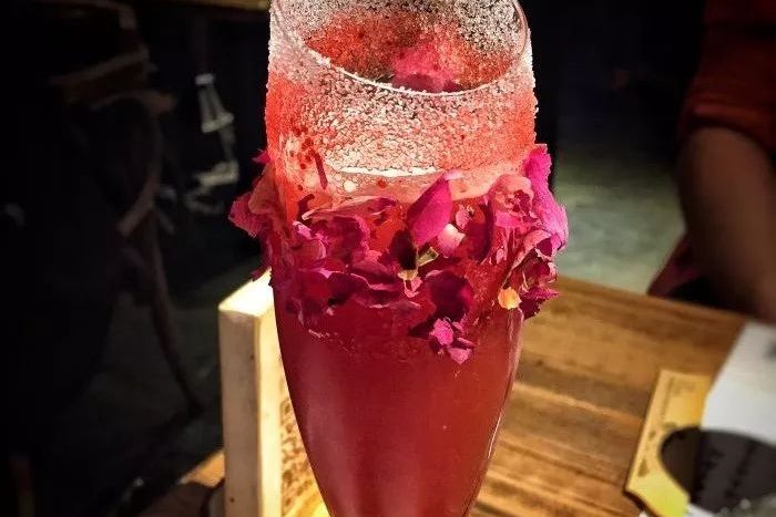  p>"烈焰红唇"是传统鸡尾酒的首选.同"sex on the beach"如出一辙.