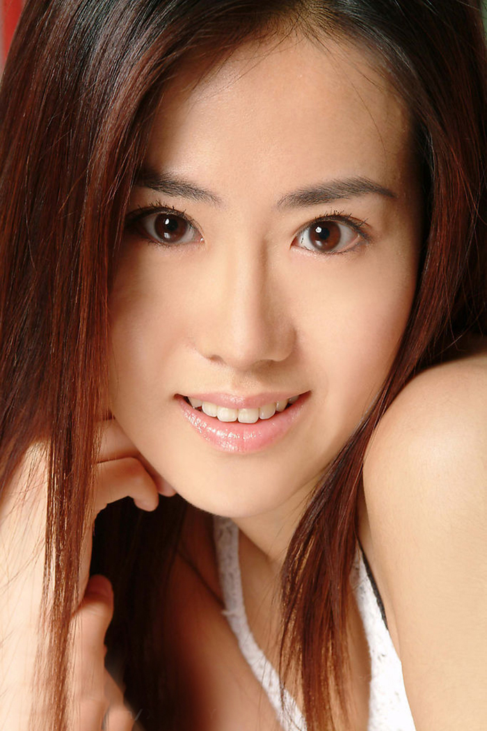  p data-id="gnthn9q254">于咏琳,曾用名于珈若,1981年12月16日出生于