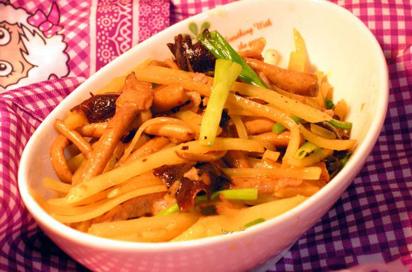 茶树菇炒土豆丝