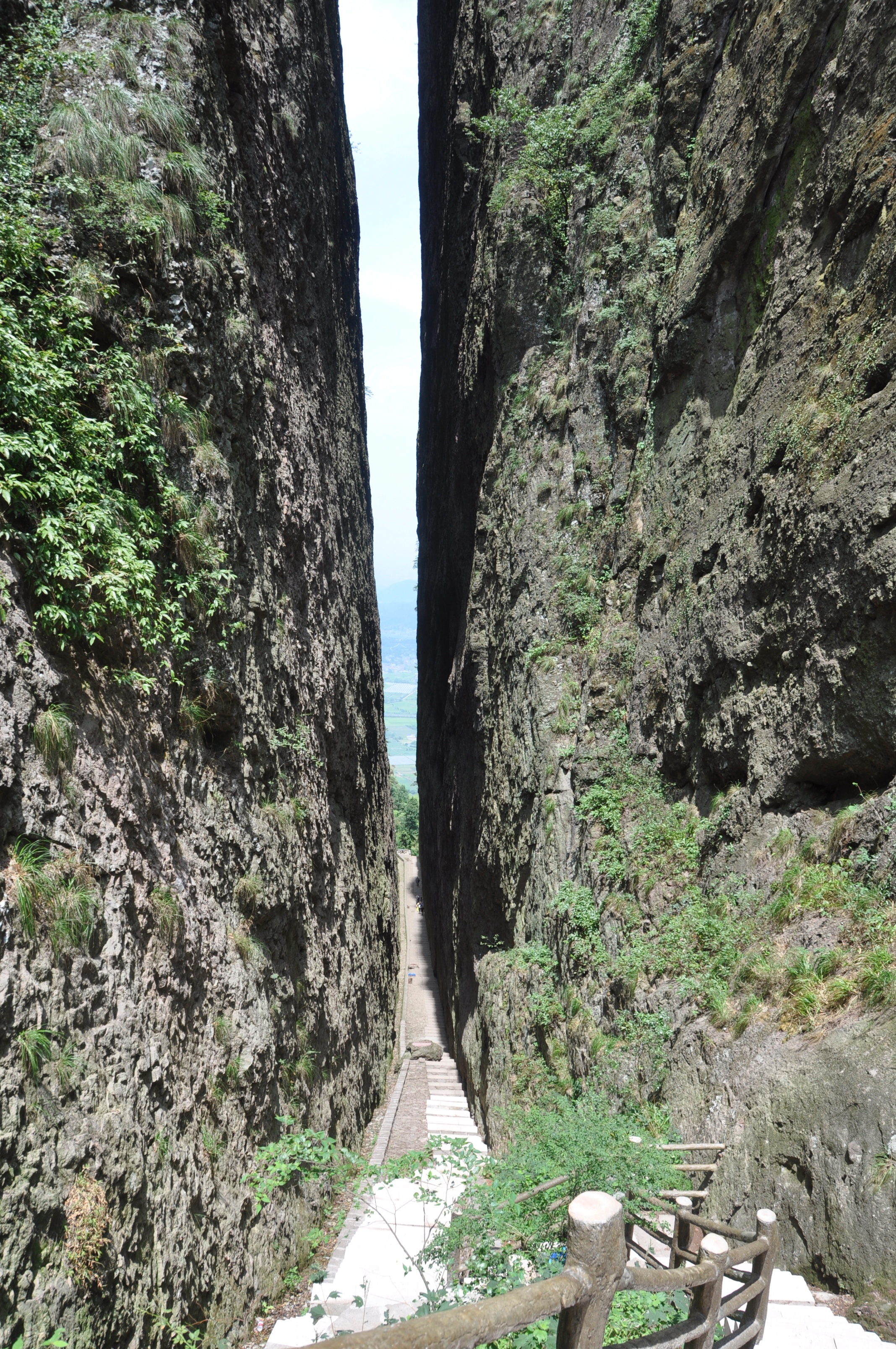 天山天池石门一线天,一线天,一线天b_大山谷图库