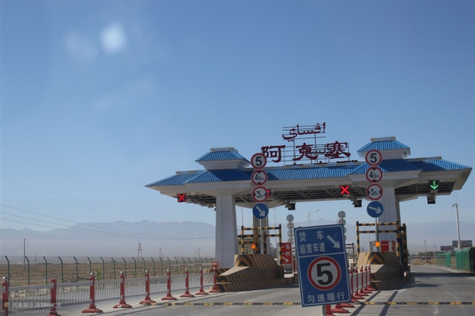  p>马鬃山—宁洱公路,简称马宁线,是中国境内的普通公路,为中国国家