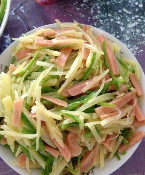 p>土豆丝炒香肠是一道简单的家常菜,制作原料主要有 a href="#" data