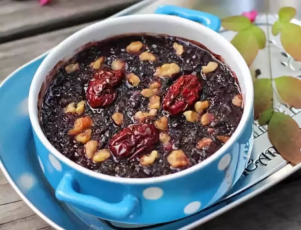 核桃仁黑芝麻粥的食材有:核桃仁,黑芝麻,大枣,糯米