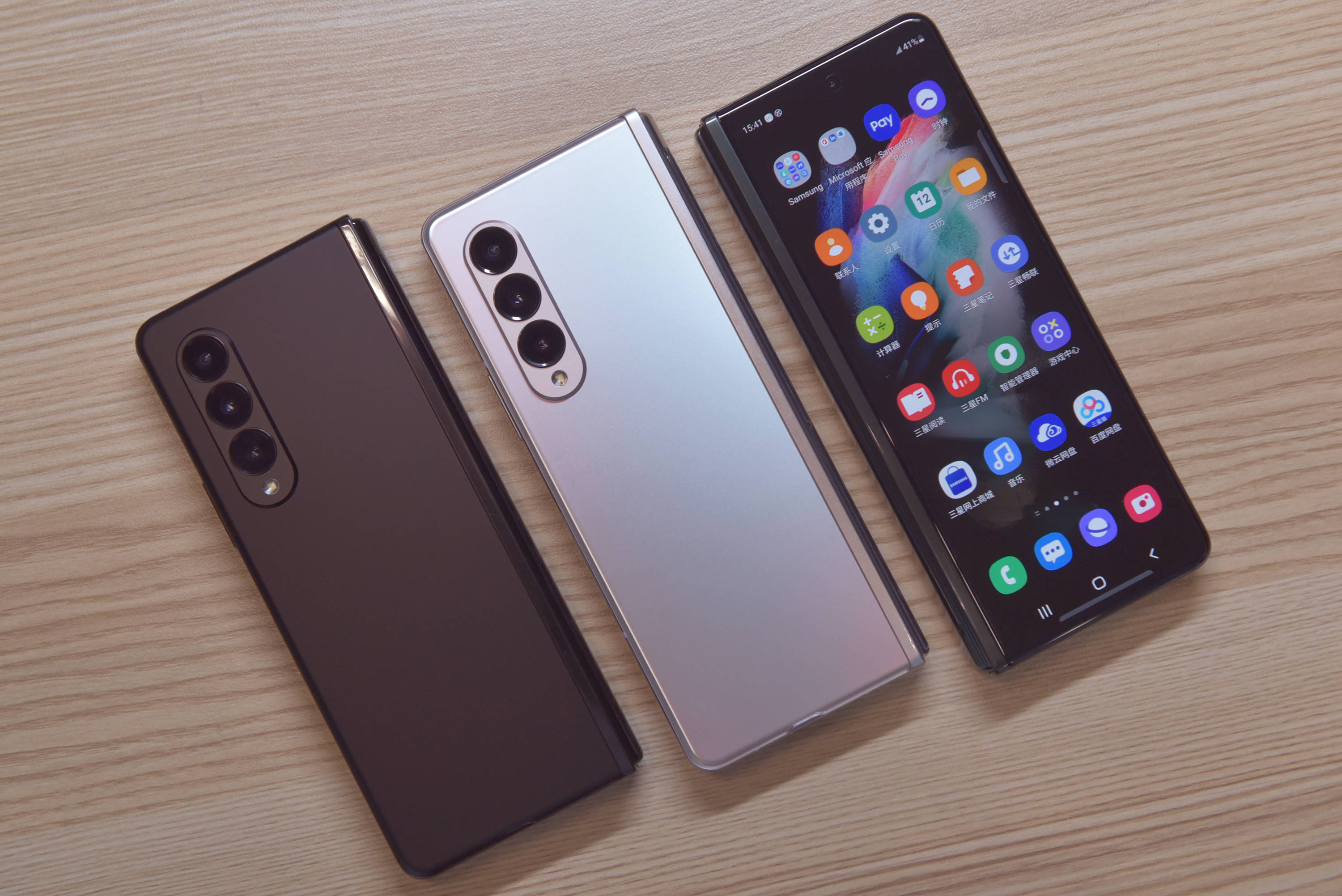 galaxy z fold3 5g是三星于2021年8月11日发布的折叠屏手机