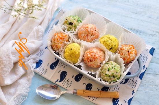  p>健康美味的营养彩色饭团是一道菜品,主料是白糯米,血糯米和黑米