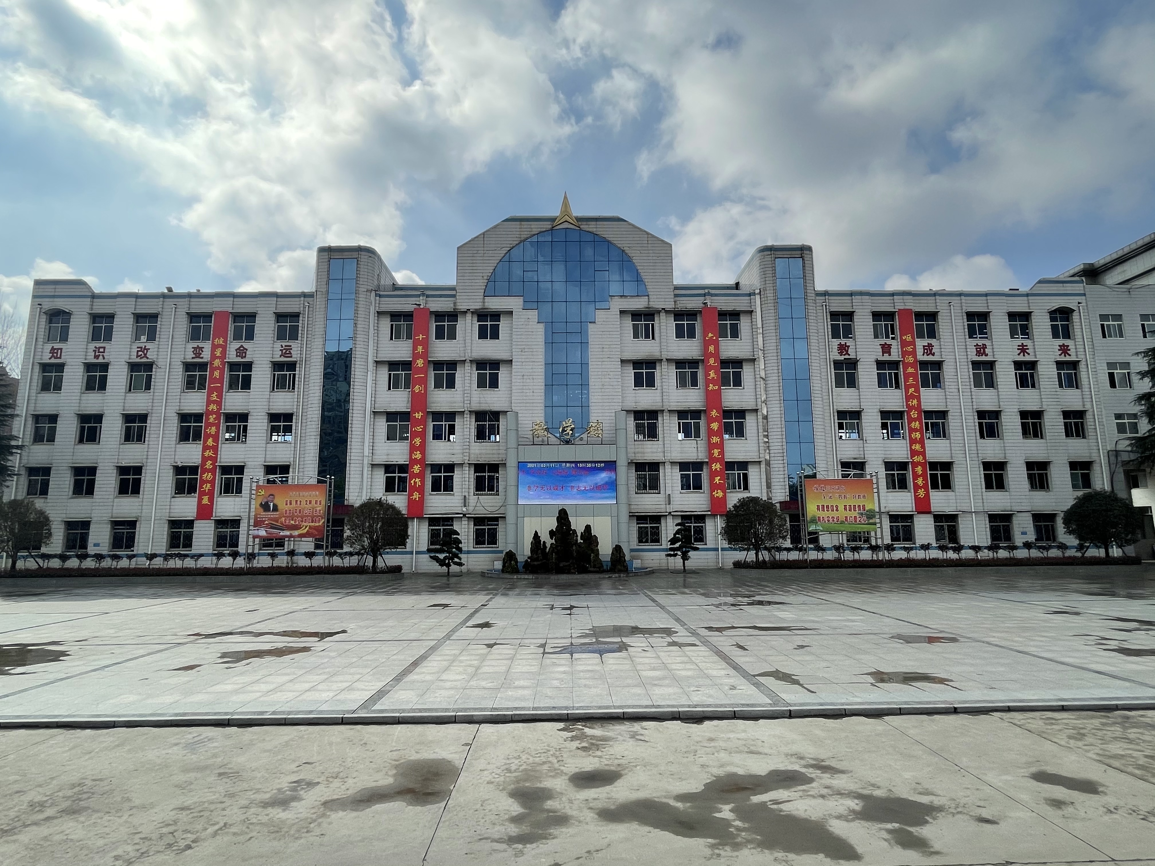  p data-id="gnbjskitk2">邓州市第六高级中学始建于1999年,处于河南