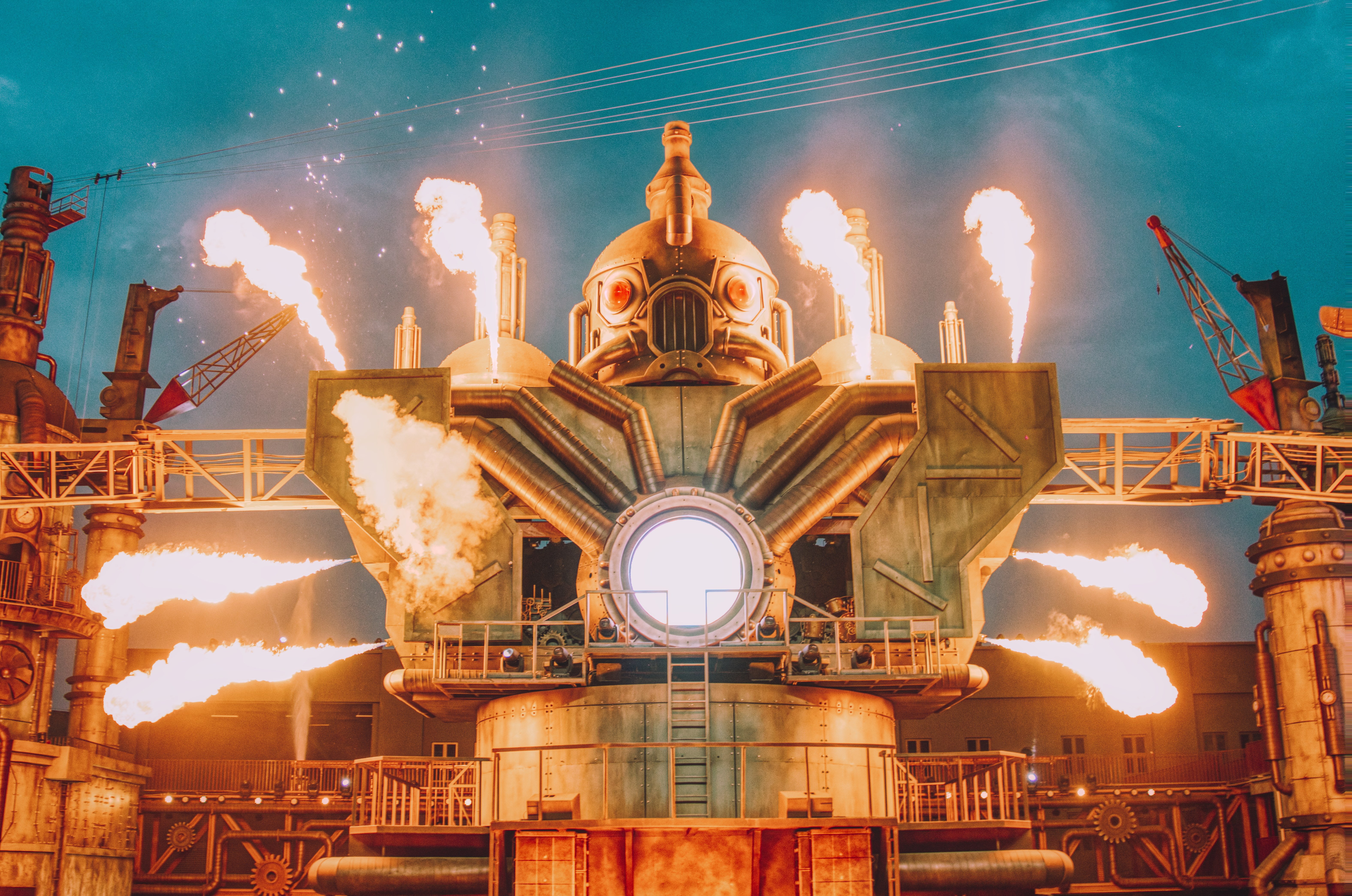 是一部全球首创"蒸汽朋克机械"实景特技秀,由襄阳华侨城出品,华侨城