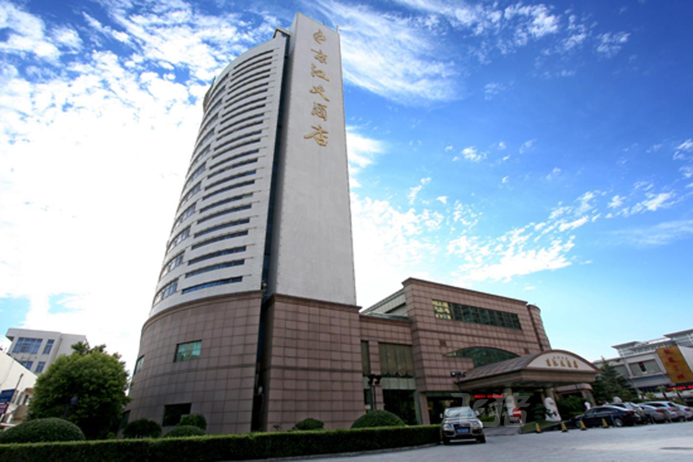  p>扬州京江大酒店是江都第一家四星级酒店,京沪,宁通,淮江高速公路