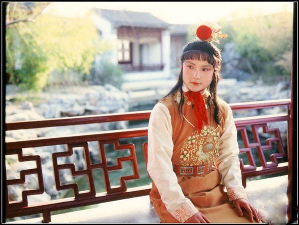 红楼梦：宝黛初见，最先流泪的不是黛玉，而是混世魔王贾宝玉_百科TA说