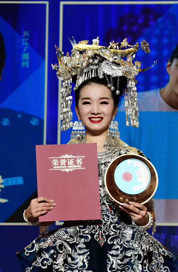 生于贵州省黔东南州,民族歌手,民革党员,贵州省旅游形象大使,黔东南州