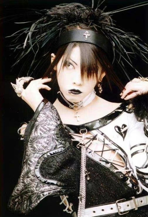 ,本名石原崇雅,1981年9月14日出生于日本大阪府,日本男歌手