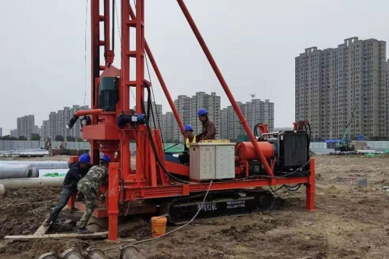  p>灌注桩钻孔机  利用取土或挤土装置在地层桩位上成孔,然后灌注