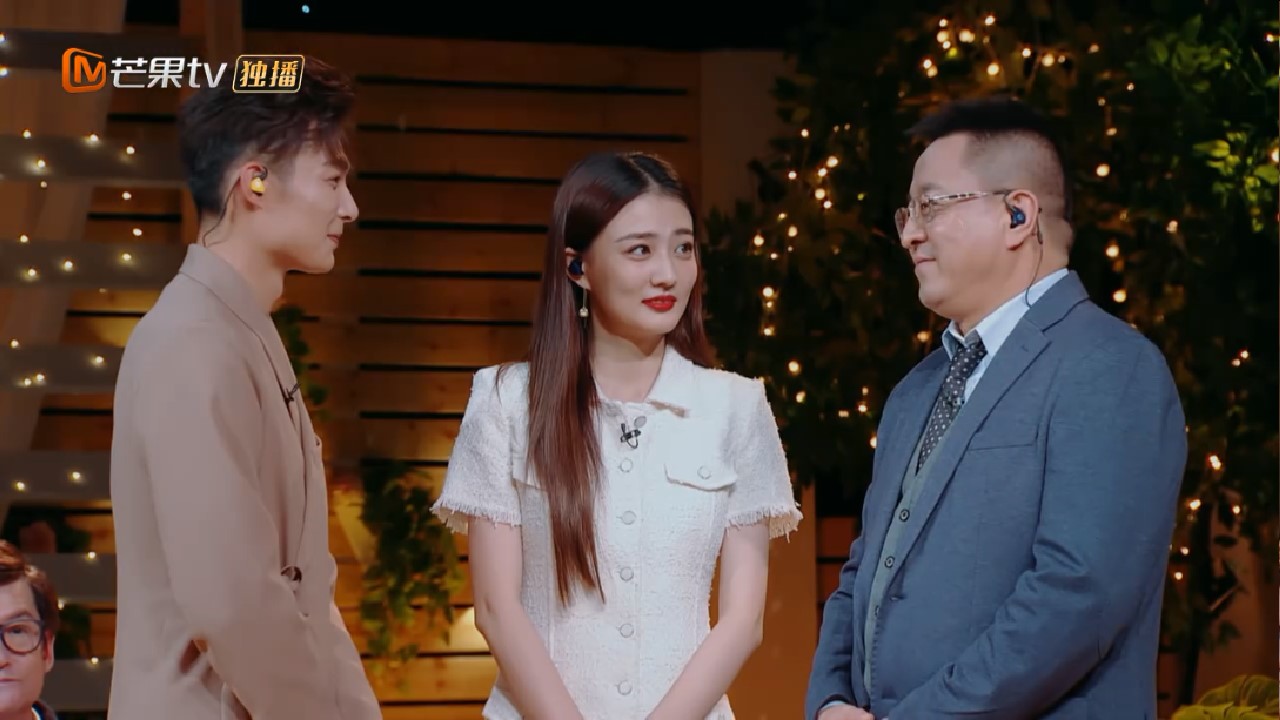 向佐阔气，张铭恩只带个包裹，初见岳父紧张对视3秒无言还忘送礼_百科TA说