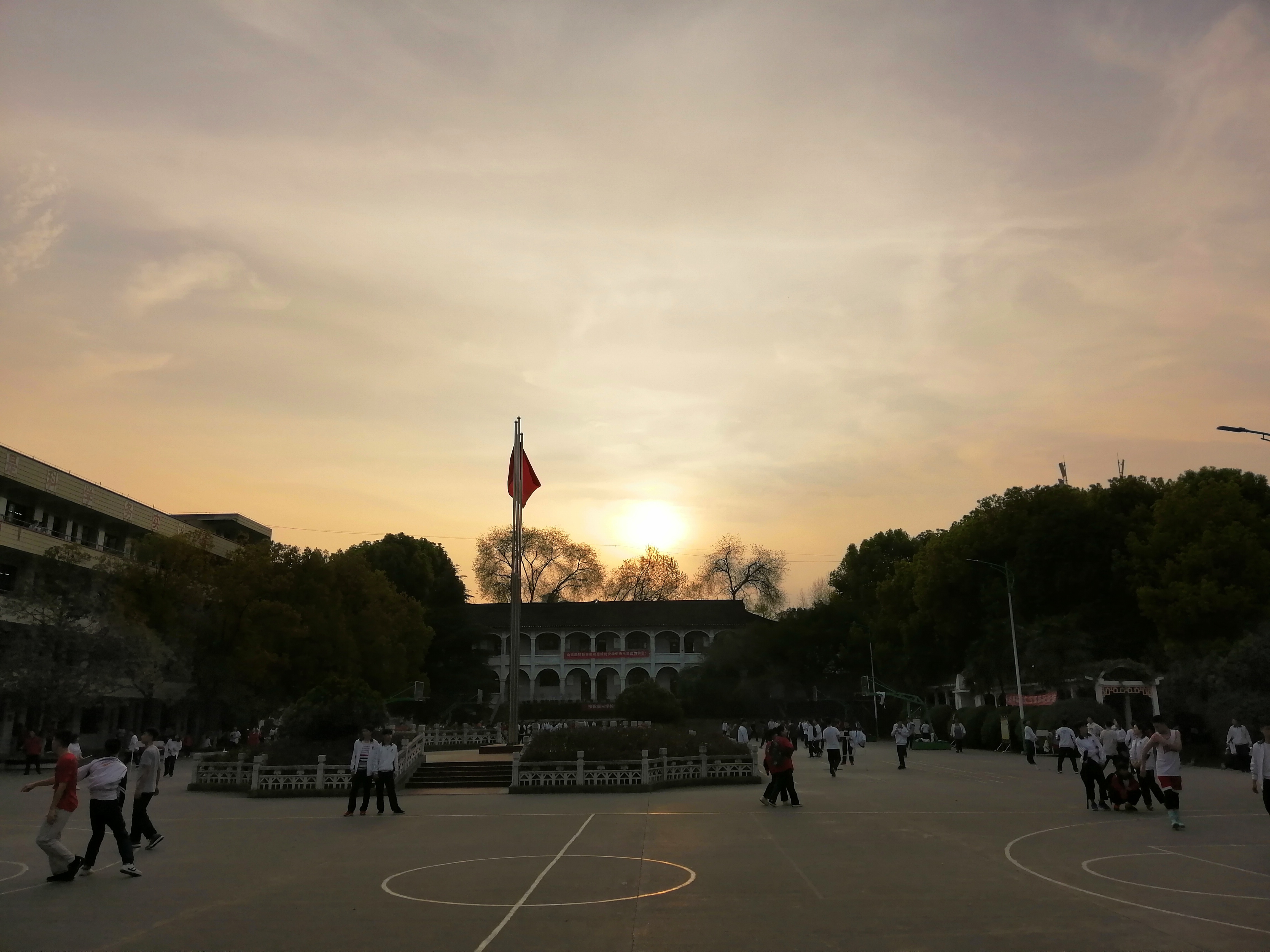  p>铜仁市第二中学始建于1964年8月,位于东太大道旁,学校有教学班78个