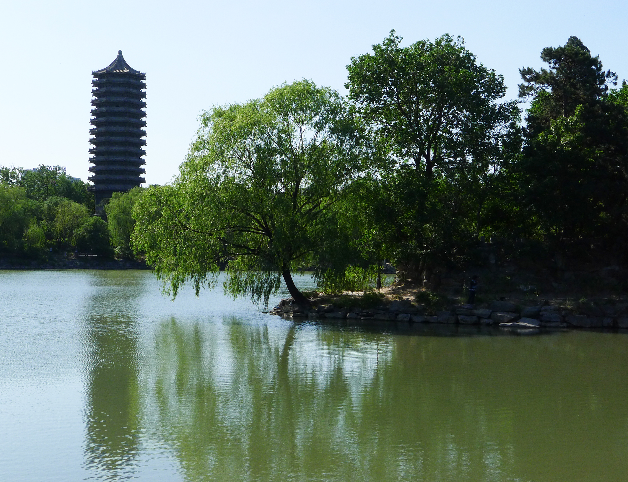  p>北京大学校园又称燕园,位于北京市西郊海淀镇东北部,与 a href="#"