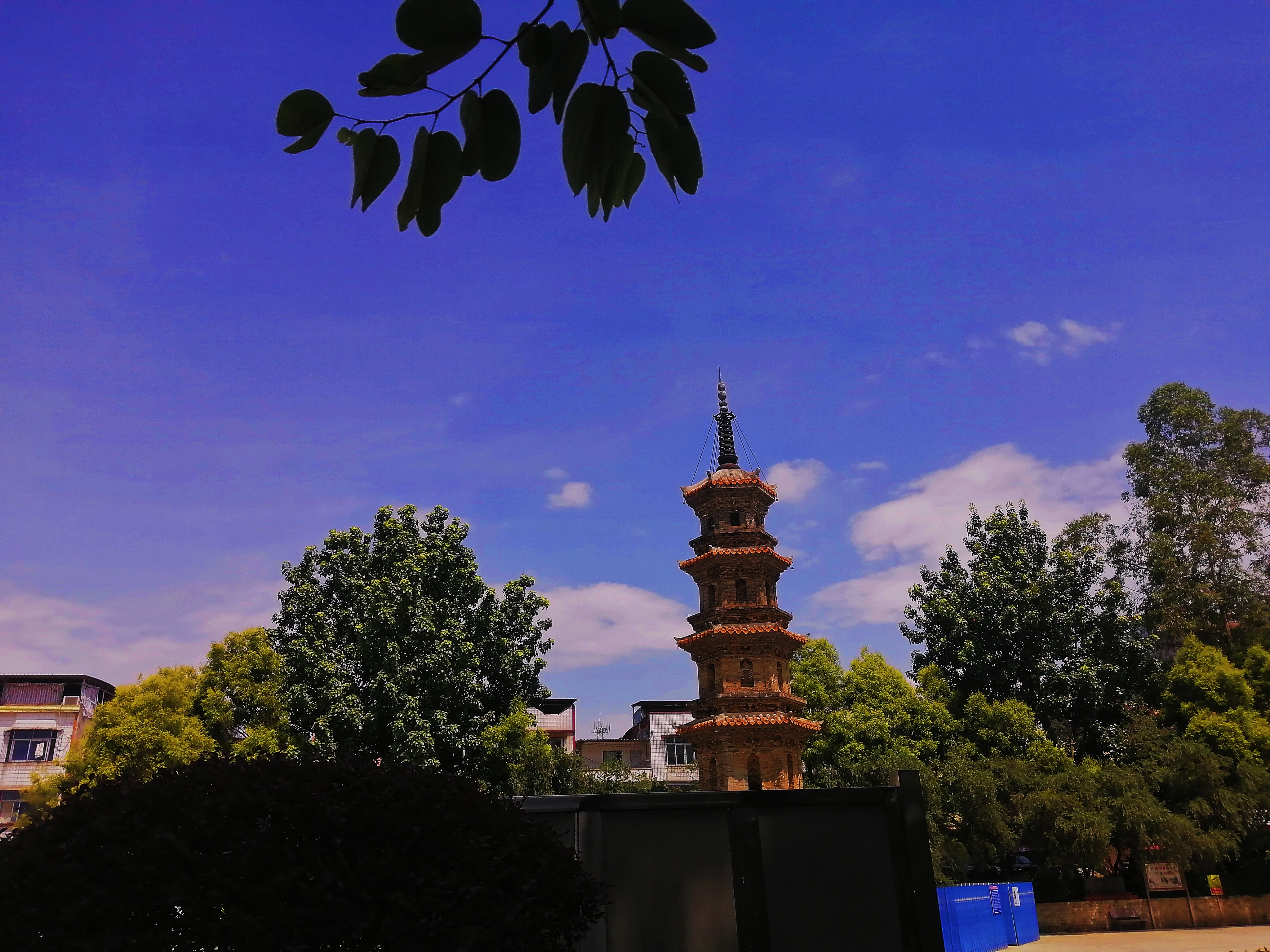  p>蓬莱寺塔在浛洸镇东北方平地上,因塔旁建有蓬莱寺(已毁)而得名.