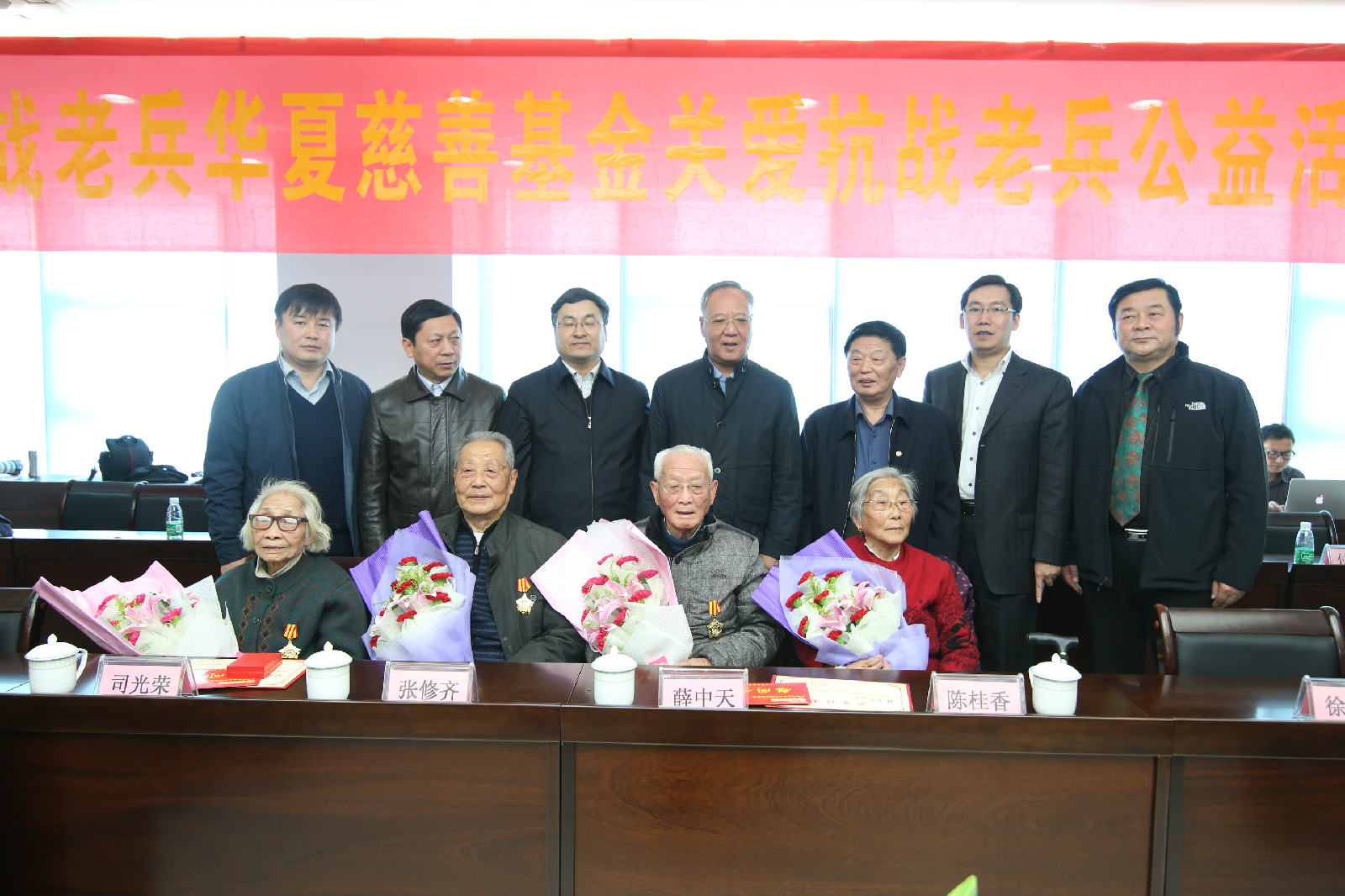  p>致敬抗战老兵由 a target="_blank" href="/item/全国老龄工作委员