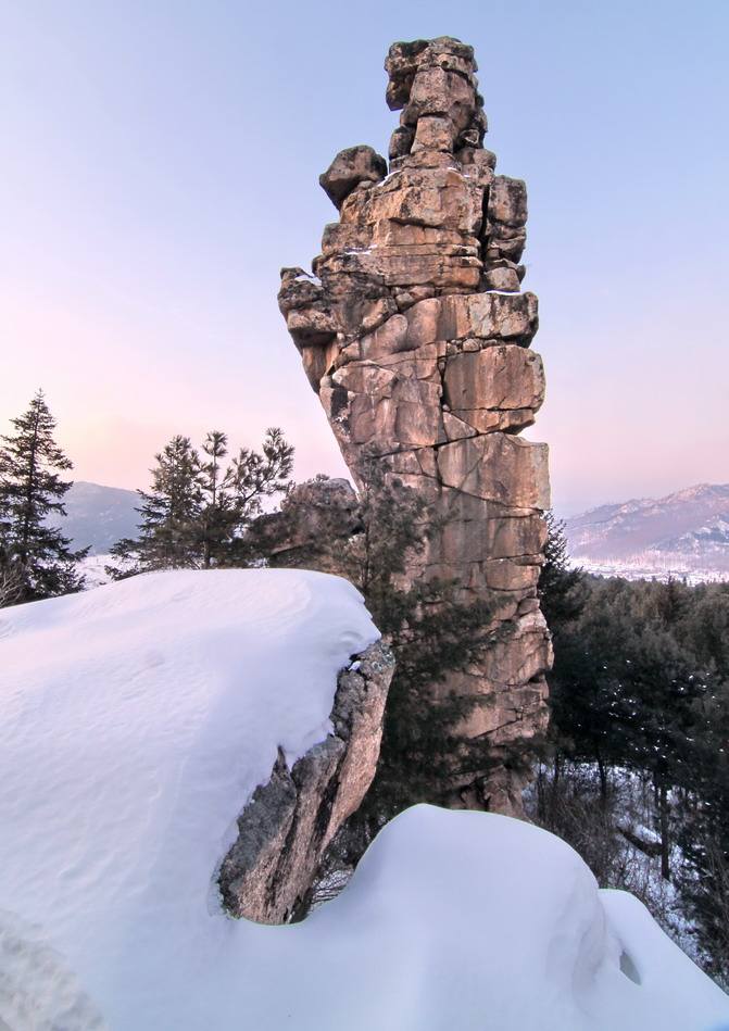  p>石猴山位于山西兴县,海拔1600余米,山势延绵,峰峦叠嶂,翠柏森森