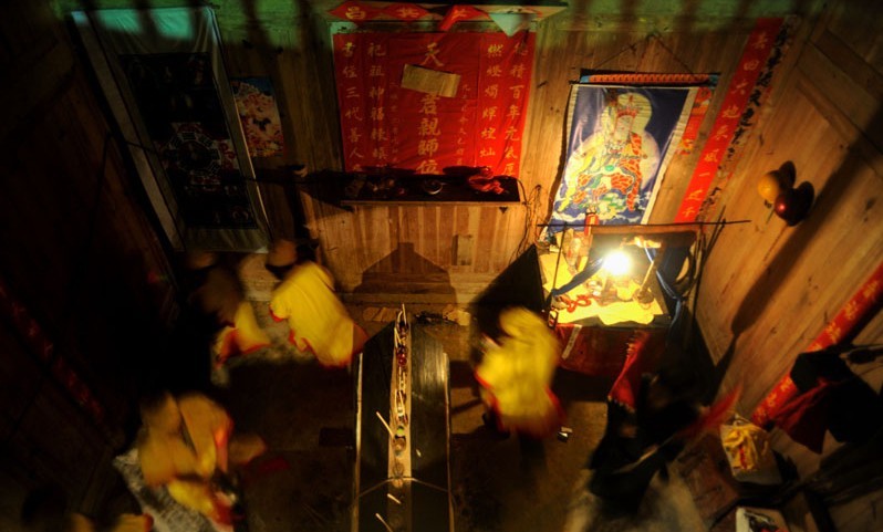  p>打绕棺,又称"穿花舞","跳丧舞","打安庆","穿丧堂"等,由佛教法事