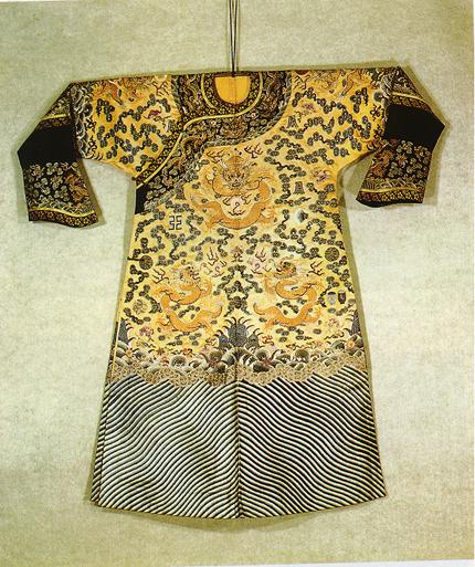 清乾隆黄缎彩绣龙袍