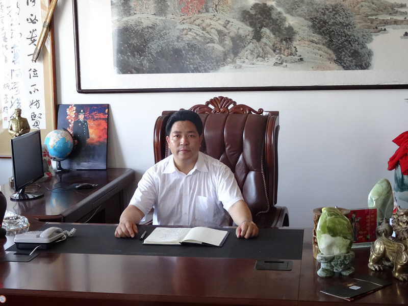  p data-id="gnwqx1of08">何荣锋,汉族,1976年