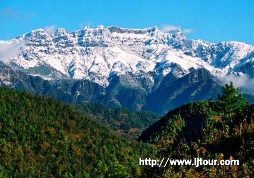 是岷山山脉主峰,最高海拔5588米,岷山主峰雪宝顶为藏区苯波教七大 a