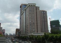 ">康吉大厦为22层高的中档内销商住楼,位于天目西路上海新客站南大门