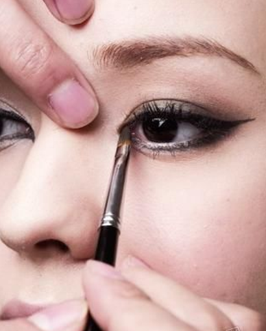  p>眼线,eyeline也称为睫毛线,由上,下睑缘前唇的睫毛根部排列而形成