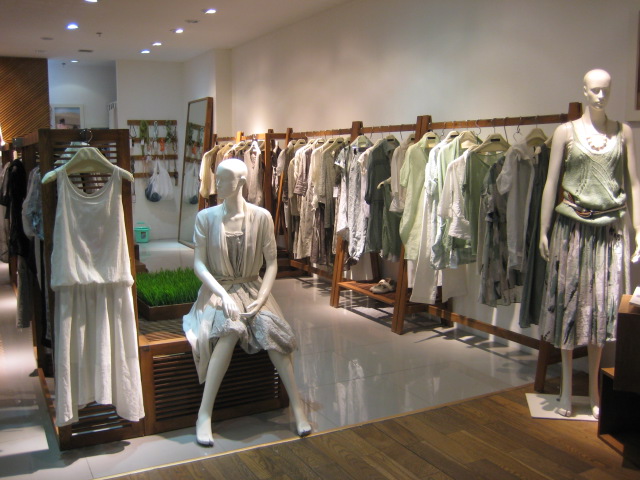 三淼服装有限公司1999创立于北京,2002年在中国大陆推出时尚休闲女装