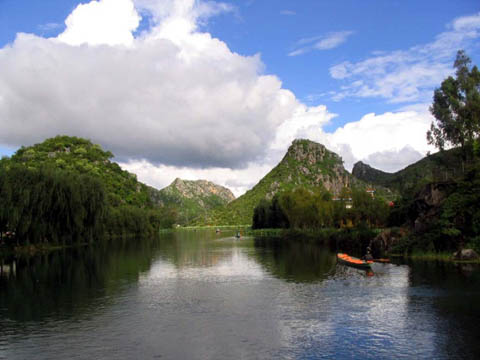  p data-id="gnx3a7zjxt">龙湖位于晋江市龙湖镇区西南约3公里泉围