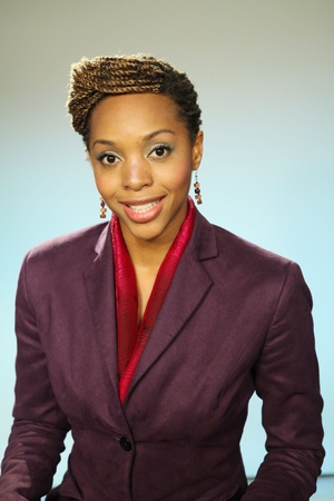 人,中文名康雯颖,毕业于外交学院,是cctv-9《cctv news》主持人