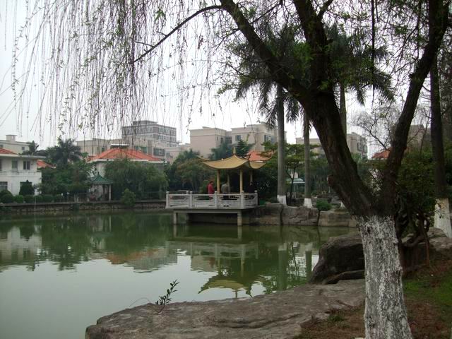 由"人工湖"及"人造山林"而著称"丽湖山庄",位于广东省东莞市厚街,虎门