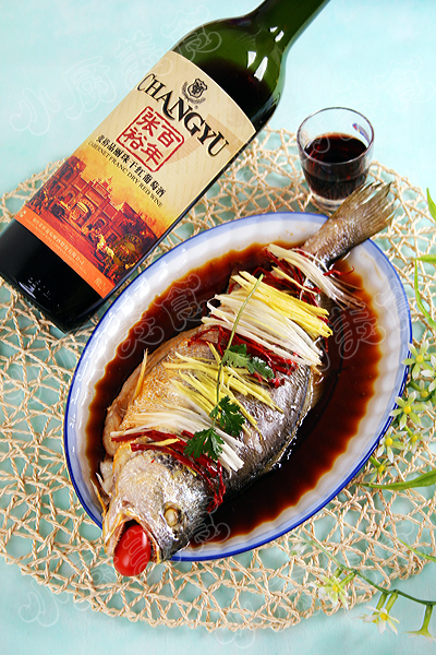  p>清蒸黄花鱼是江苏省传统的特色名菜,属于苏菜系,也是一道民间家常