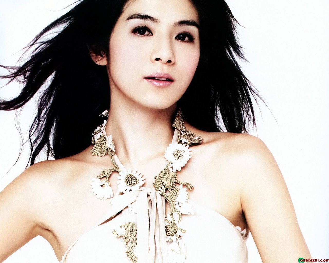 年5月23日出生于中国台湾省台北市,中国香港长大,中国香港女演员,歌手