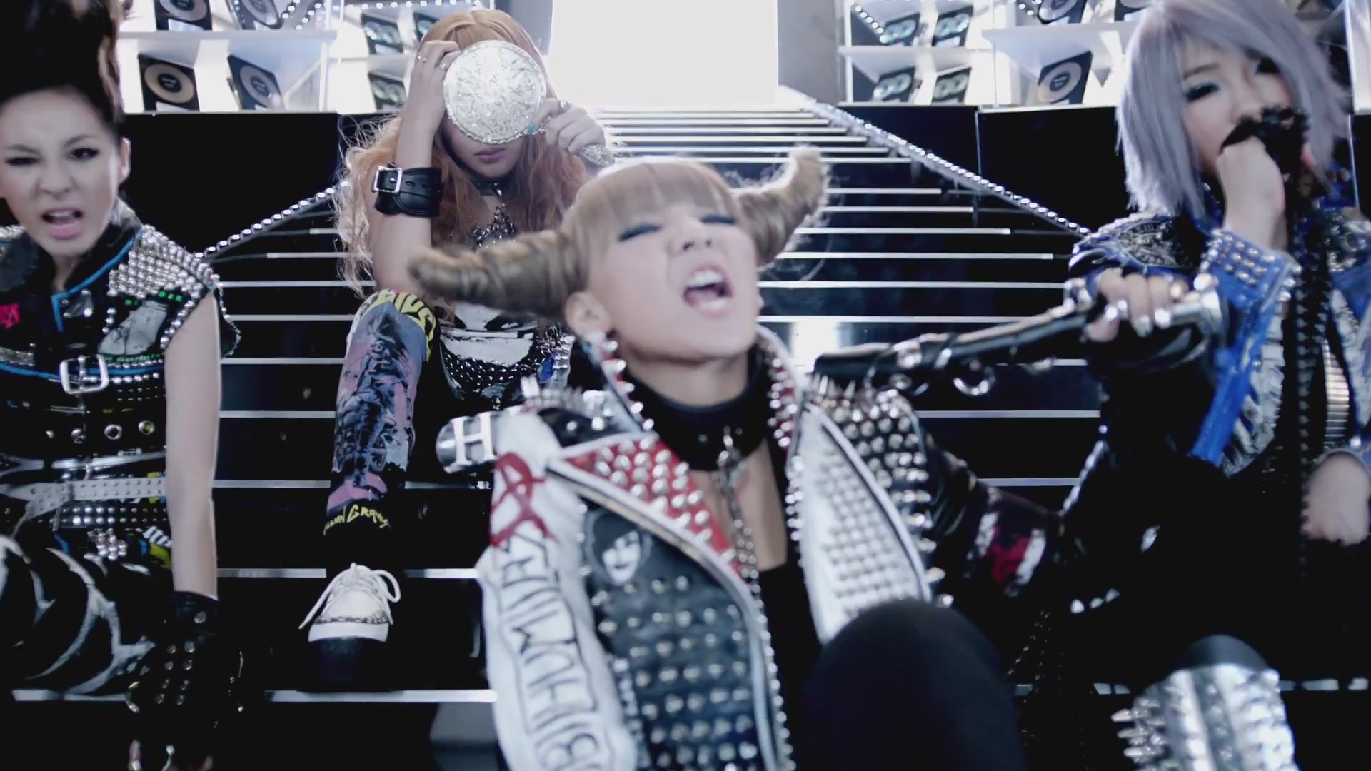  p>2ne1是韩国女子流行演唱组合,由 a href="#">李彩麟 /a>, a href="