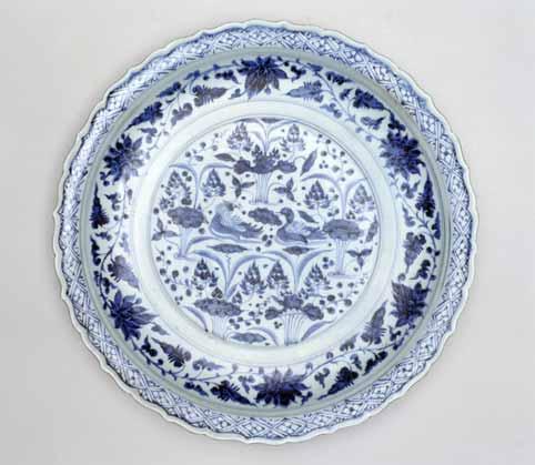  p>青花鸳鸯莲花纹盘,是一种元代的瓷器.