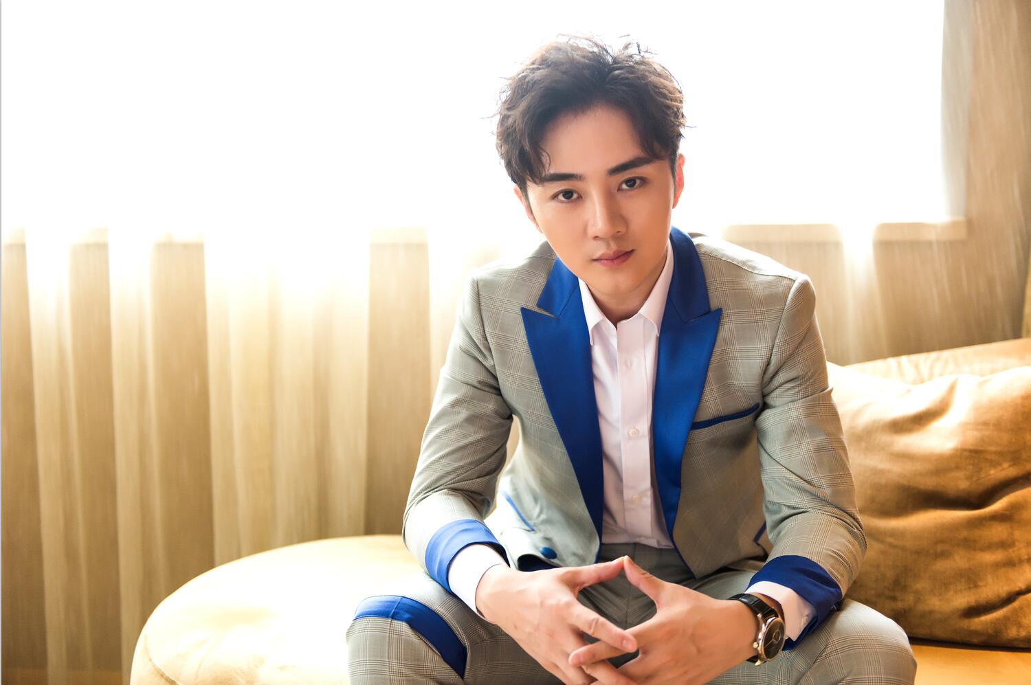  p data-id="hp0tjwvrtq">余少群,1981年10月11日出生于湖北省武汉市