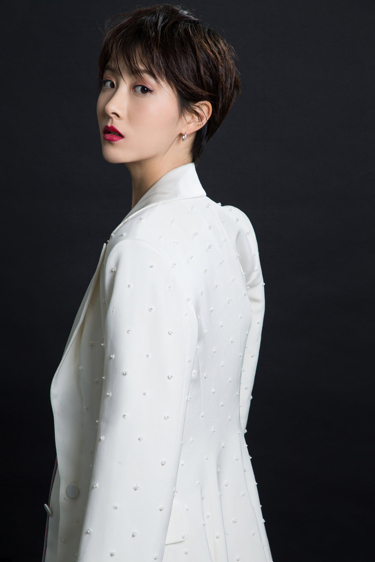  p>张艺,1994年11月22日出生,毕业于北京现代音乐