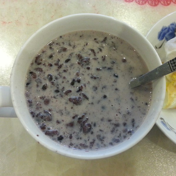  p>牛奶黑米粥是由牛奶,黑米为主要食材做成的一道美食,属于甜点. /p>