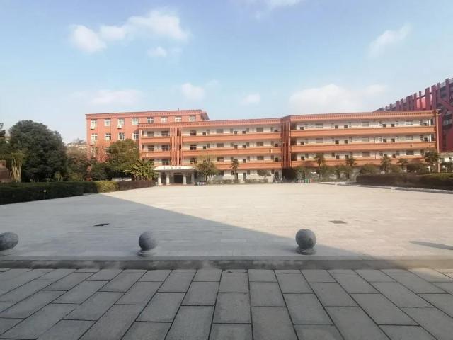  p>南昌师范学院附属中学原名江西教育学院附属实验学校,是经省教育厅