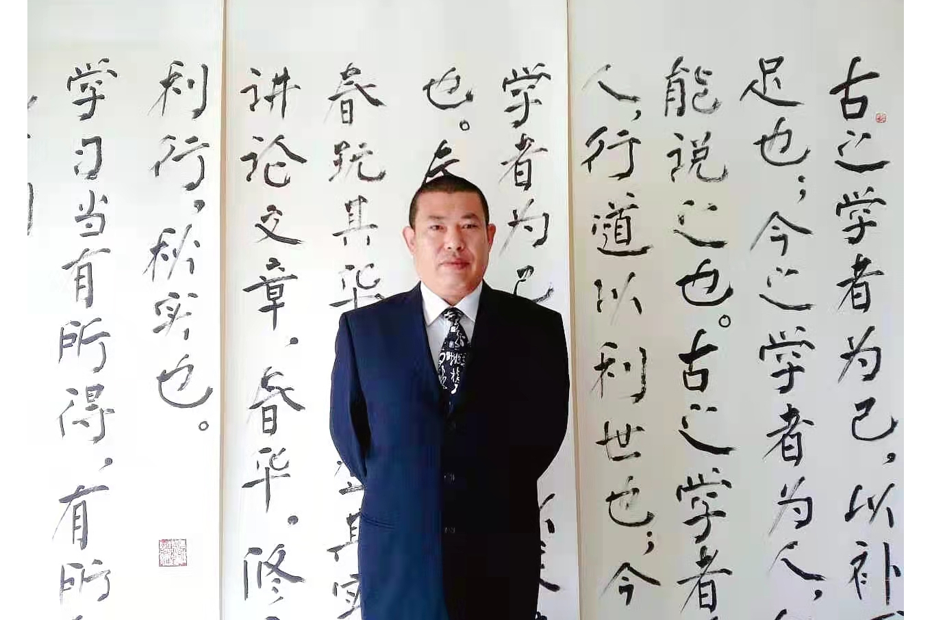 于山东,字雨润,号飞墨,艺术家,代表作品有《狂草书法——飞墨艺术》